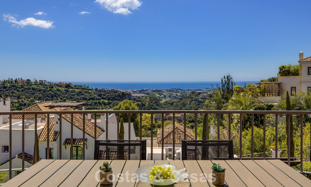 Move-in ready, spacious 3-bedroom apartment for sale with golf and sea views in Benahavis - Marbella 781912