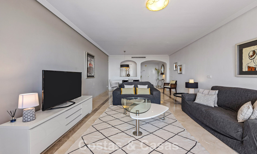 Move-in ready, spacious 3-bedroom apartment for sale with golf and sea views in Benahavis - Marbella 781913