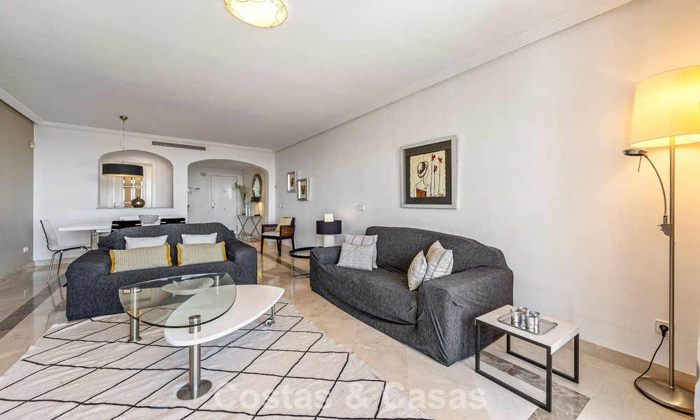Move-in ready, spacious 3-bedroom apartment for sale with golf and sea views in Benahavis - Marbella 781914