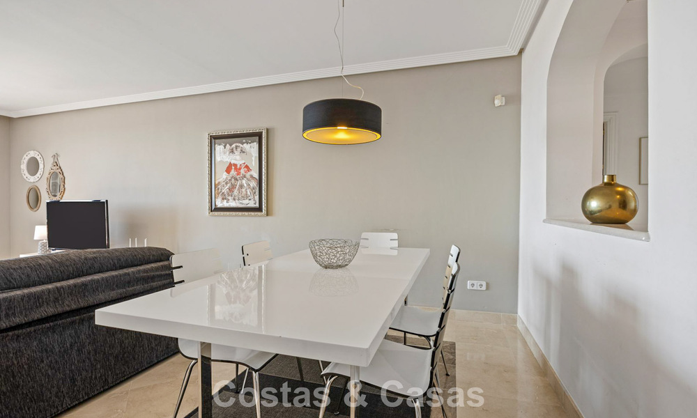 Move-in ready, spacious 3-bedroom apartment for sale with golf and sea views in Benahavis - Marbella 781915