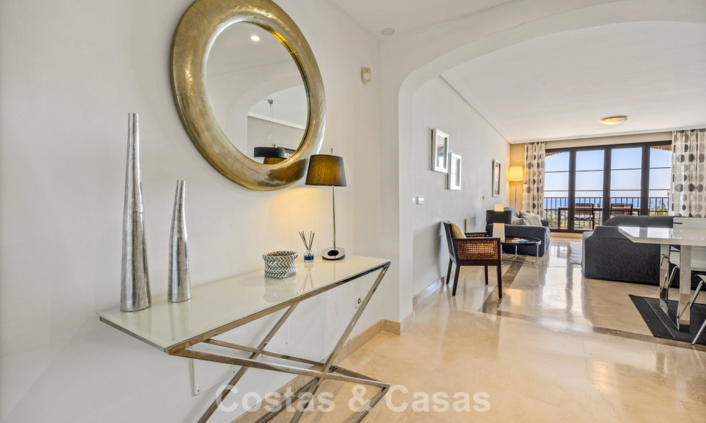 Move-in ready, spacious 3-bedroom apartment for sale with golf and sea views in Benahavis - Marbella 781917