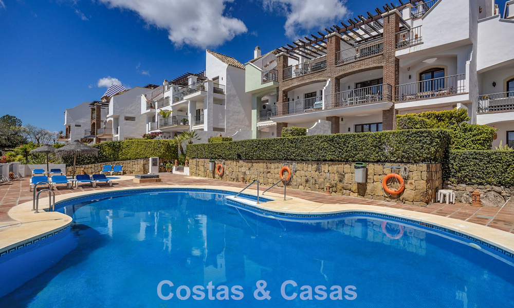 Move-in ready, spacious 3-bedroom apartment for sale with golf and sea views in Benahavis - Marbella 781918