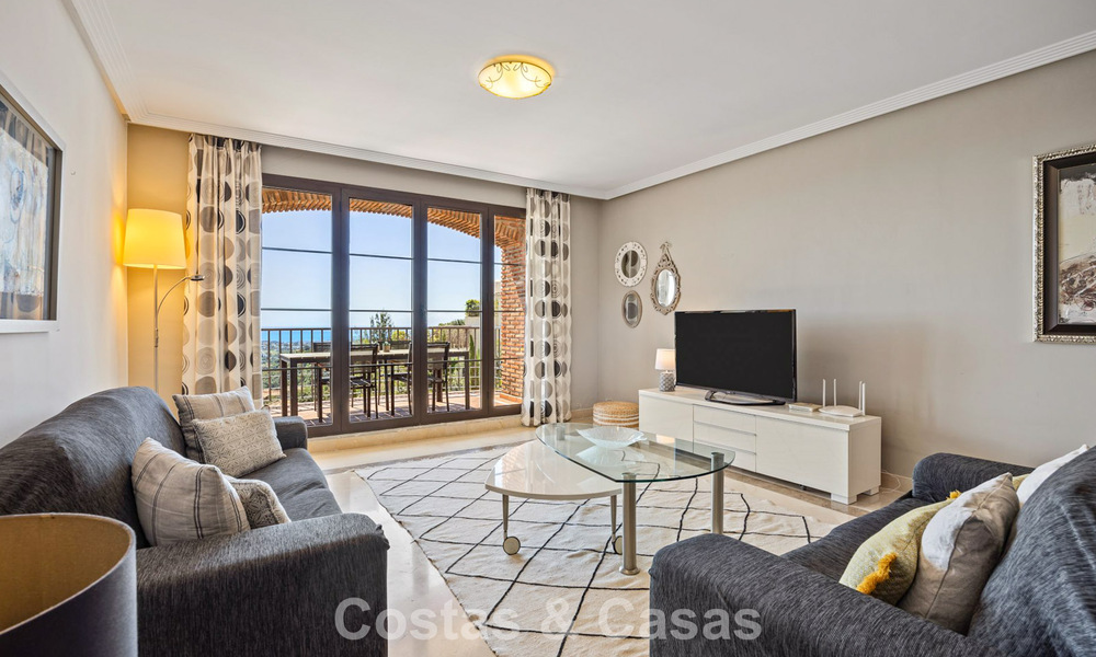 Move-in ready, spacious 3-bedroom apartment for sale with golf and sea views in Benahavis - Marbella 781920