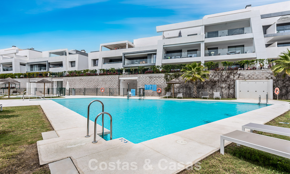 Move-in ready, contemporary apartment for sale on the New Golden Mile between Marbella and Estepona 781956