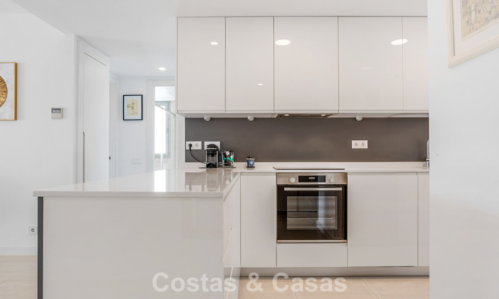 Move-in ready, contemporary apartment for sale on the New Golden Mile between Marbella and Estepona 781960