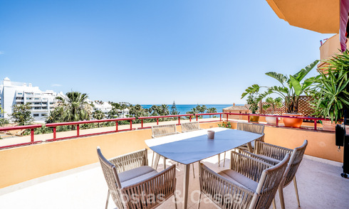 Ready to move in apartment with sea views for sale in a frontline beach complex within walking distance of Estepona centre 782370