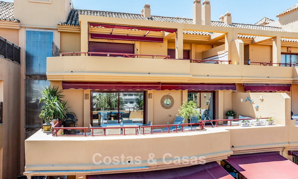 Ready to move in apartment with sea views for sale in a frontline beach complex within walking distance of Estepona centre 782371