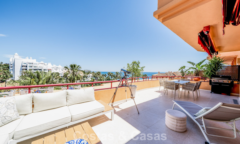 Ready to move in apartment with sea views for sale in a frontline beach complex within walking distance of Estepona centre 782374