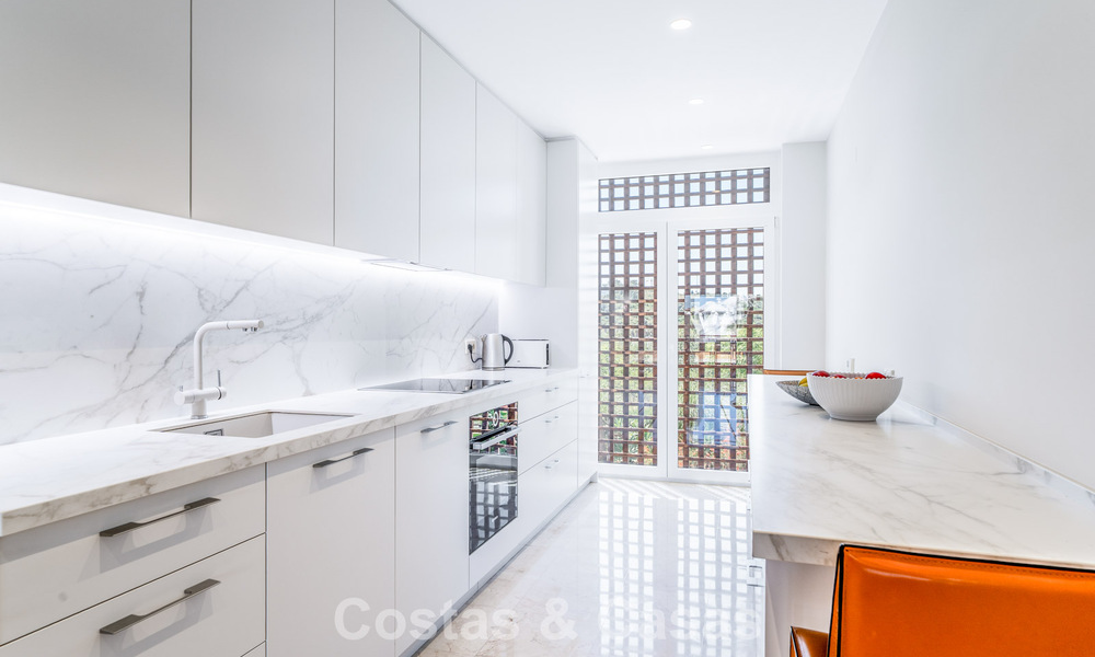 Ready to move in apartment with sea views for sale in a frontline beach complex within walking distance of Estepona centre 782376