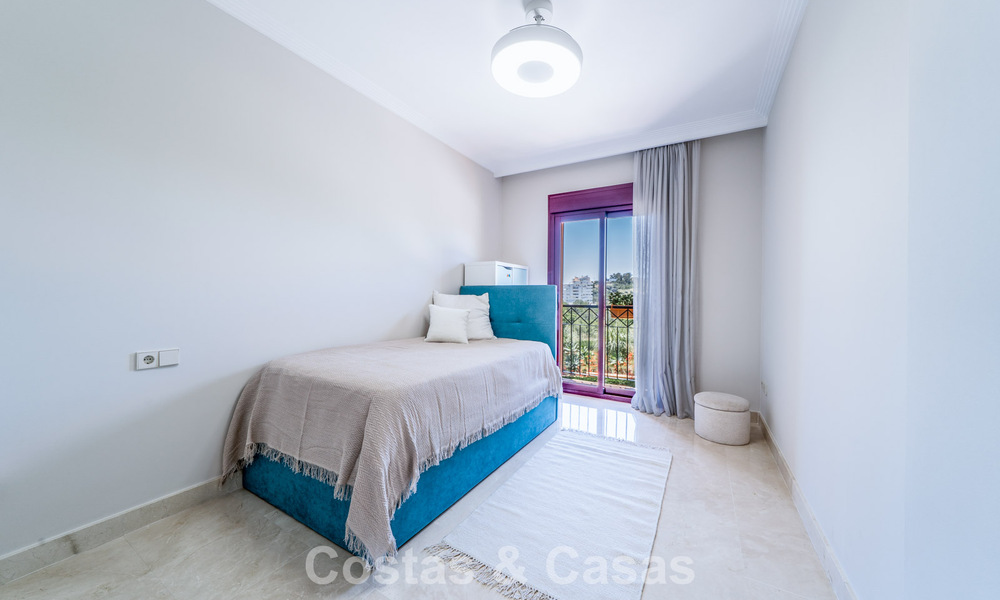 Ready to move in apartment with sea views for sale in a frontline beach complex within walking distance of Estepona centre 782378