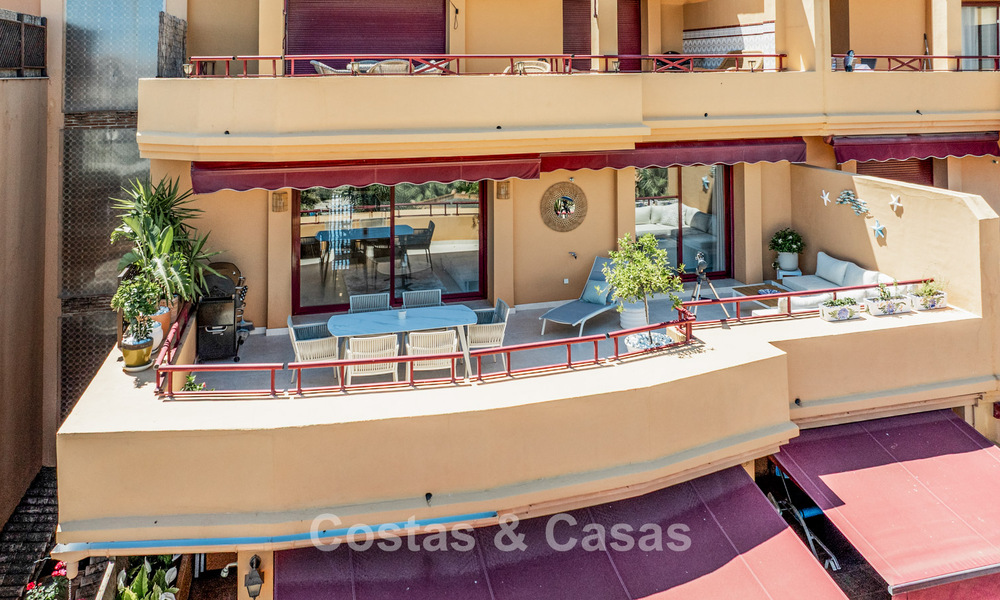 Ready to move in apartment with sea views for sale in a frontline beach complex within walking distance of Estepona centre 782385