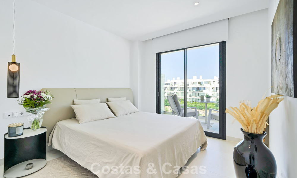 Move-in ready apartment with mountain and sea views for sale in a progressive lifestyle complex in Fuengirola, Costa del Sol 782099