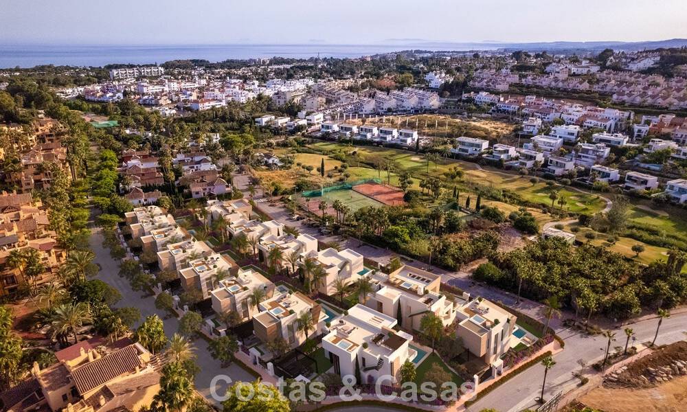 New build villas for sale within walking distance of a fantastic clubhouse on the New Golden Mile between Marbella and Estepona 781996