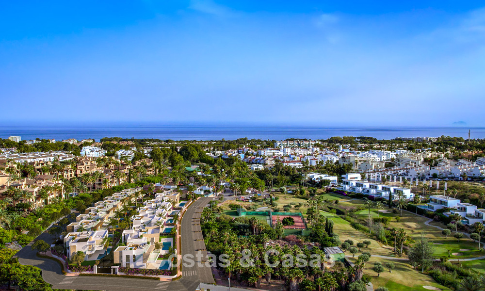 New build villas for sale within walking distance of a fantastic clubhouse on the New Golden Mile between Marbella and Estepona 781997