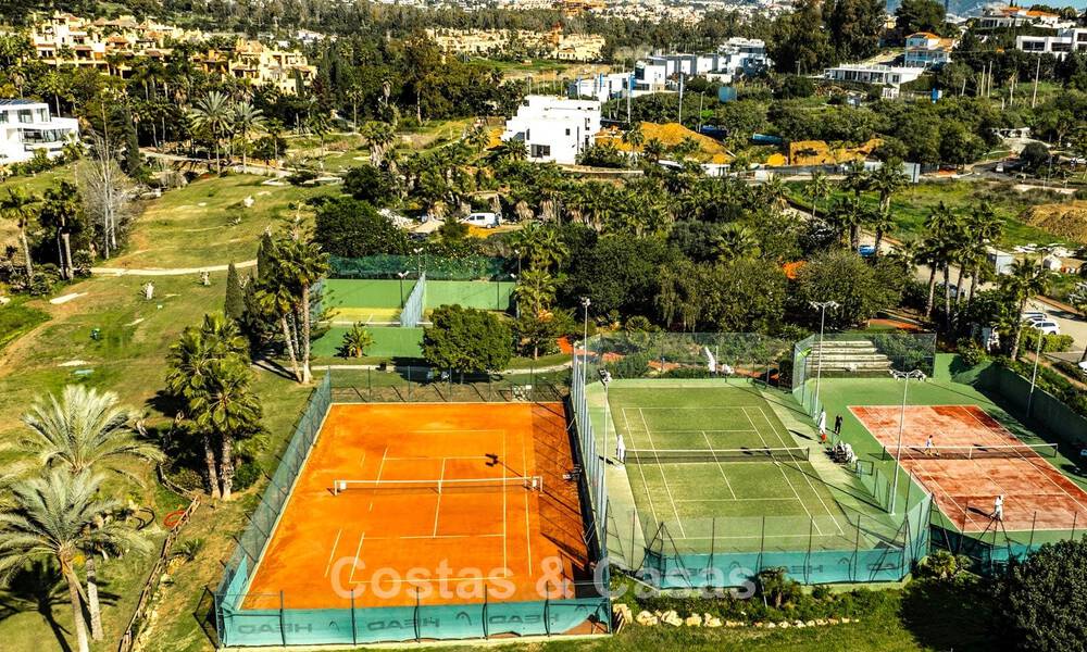 New build villas for sale within walking distance of a fantastic clubhouse on the New Golden Mile between Marbella and Estepona 782010