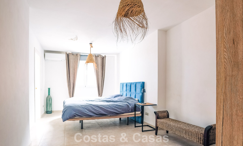 Move-in ready Mediterranean family villa for sale in a gated golf resort on the New Golden Mile between Marbella and Estepona 782148