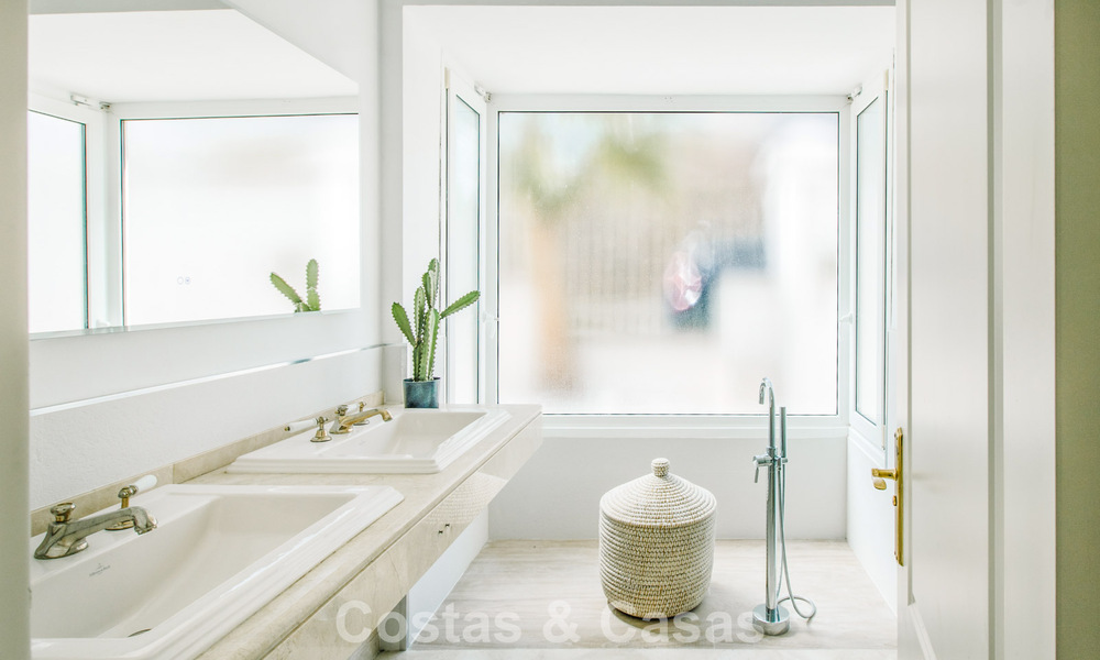 Move-in ready Mediterranean family villa for sale in a gated golf resort on the New Golden Mile between Marbella and Estepona 782170