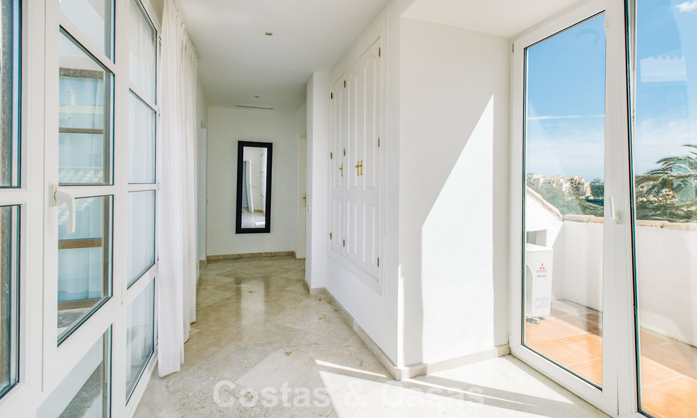 Move-in ready Mediterranean family villa for sale in a gated golf resort on the New Golden Mile between Marbella and Estepona 782187