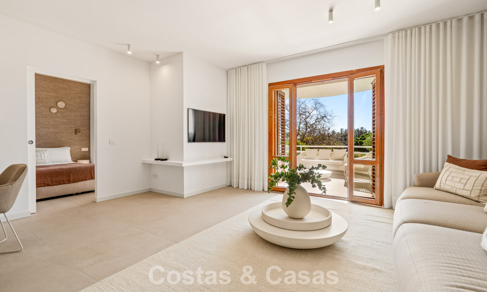 Ready to move in, modern renovated 3-bedroom apartment in a frontline golf complex in Nueva Andalucia, Marbella 782267