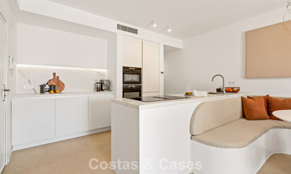 Ready to move in, modern renovated 3-bedroom apartment in a frontline golf complex in Nueva Andalucia, Marbella 782268
