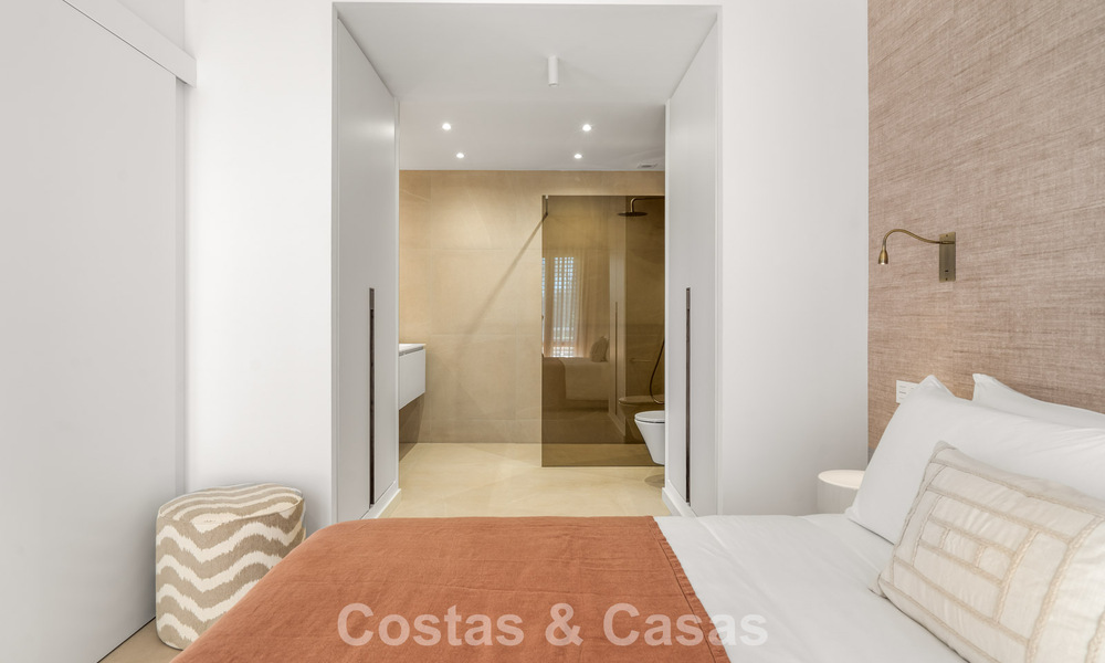 Ready to move in, modern renovated 3-bedroom apartment in a frontline golf complex in Nueva Andalucia, Marbella 782270