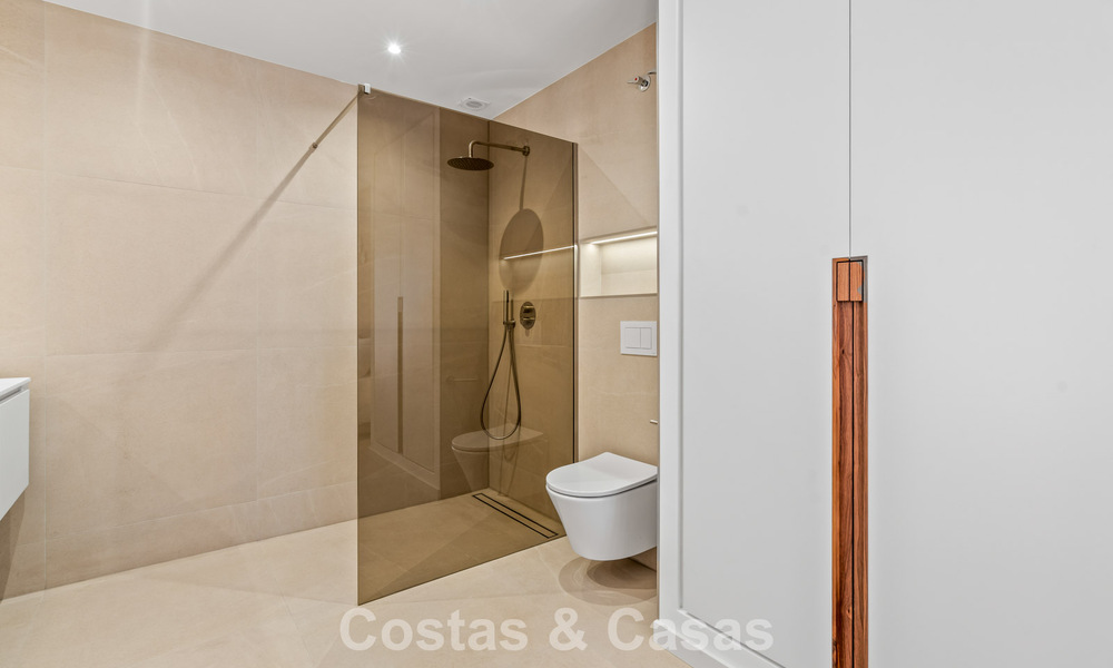 Ready to move in, modern renovated 3-bedroom apartment in a frontline golf complex in Nueva Andalucia, Marbella 782271