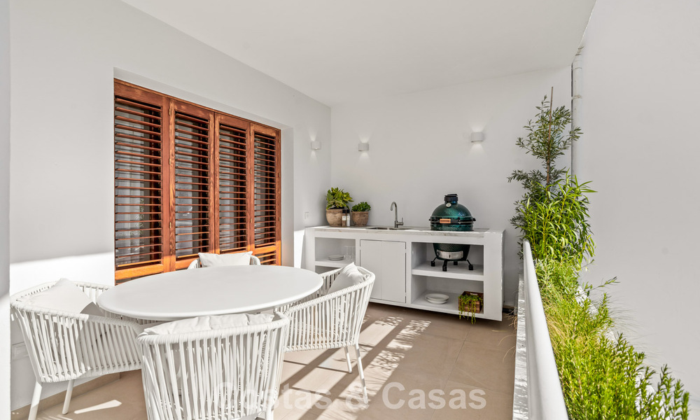 Ready to move in, modern renovated 3-bedroom apartment in a frontline golf complex in Nueva Andalucia, Marbella 782274