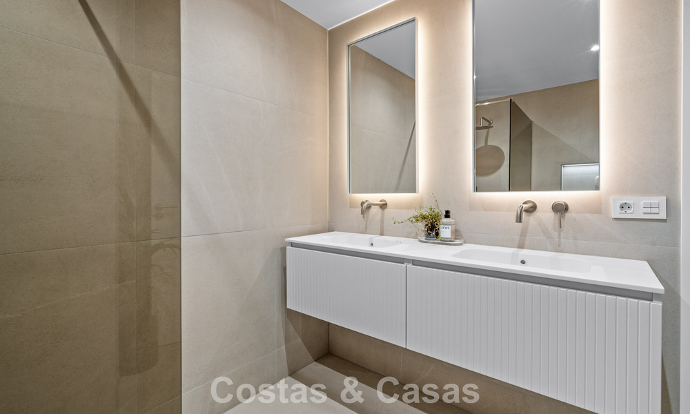 Ready to move in, modern renovated 3-bedroom apartment in a frontline golf complex in Nueva Andalucia, Marbella 782276