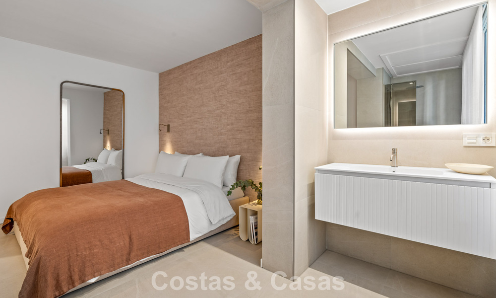 Ready to move in, modern renovated 3-bedroom apartment in a frontline golf complex in Nueva Andalucia, Marbella 782280