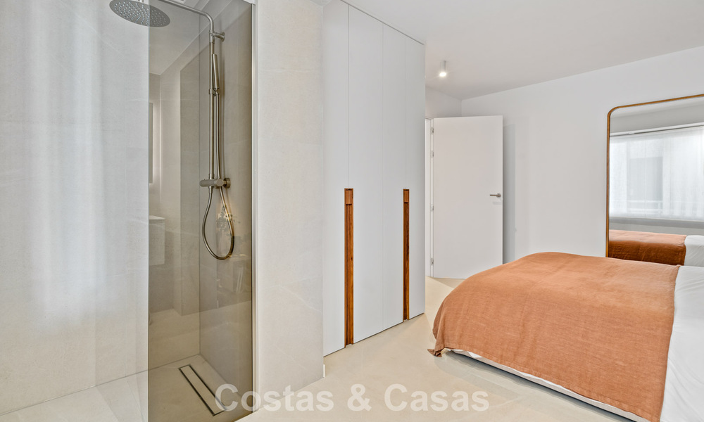 Ready to move in, modern renovated 3-bedroom apartment in a frontline golf complex in Nueva Andalucia, Marbella 782281