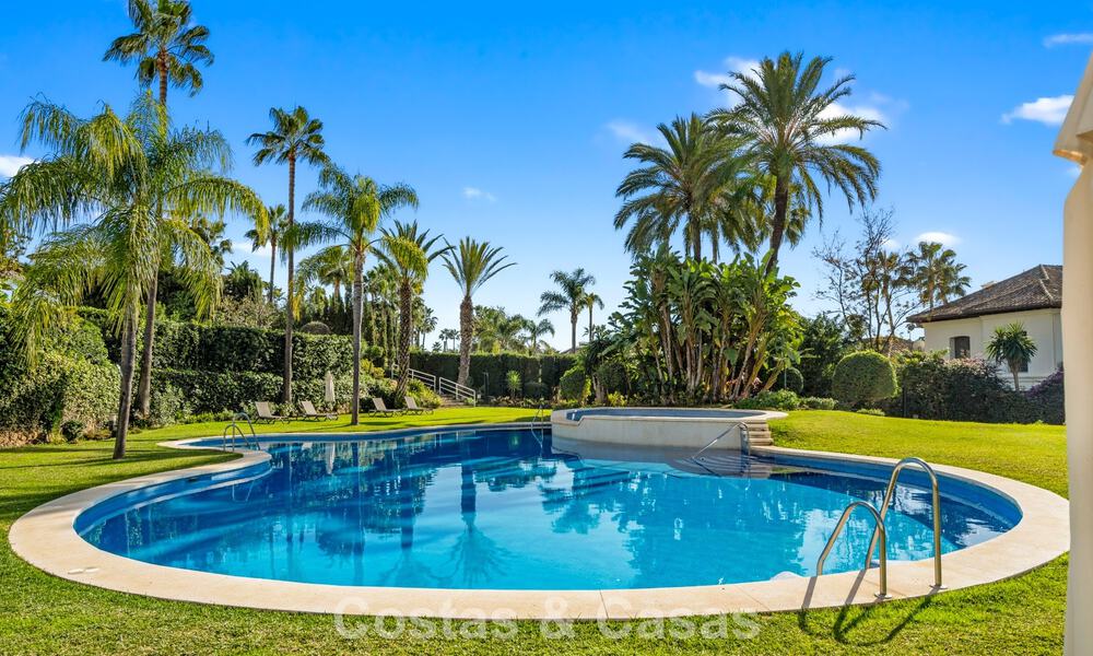 Ready to move in, modern renovated 3-bedroom apartment in a frontline golf complex in Nueva Andalucia, Marbella 782282