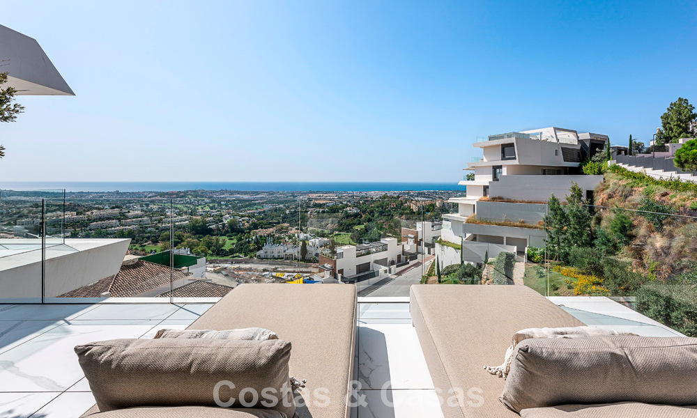 Sophisticated apartment with panoramic sea views for sale in a gated boutique complex in the hills of Marbella - Benahavis 783465