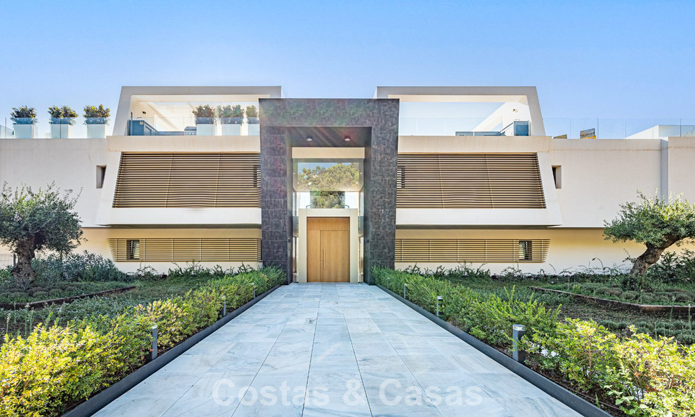 Sophisticated apartment with panoramic sea views for sale in a gated boutique complex in the hills of Marbella - Benahavis 783500