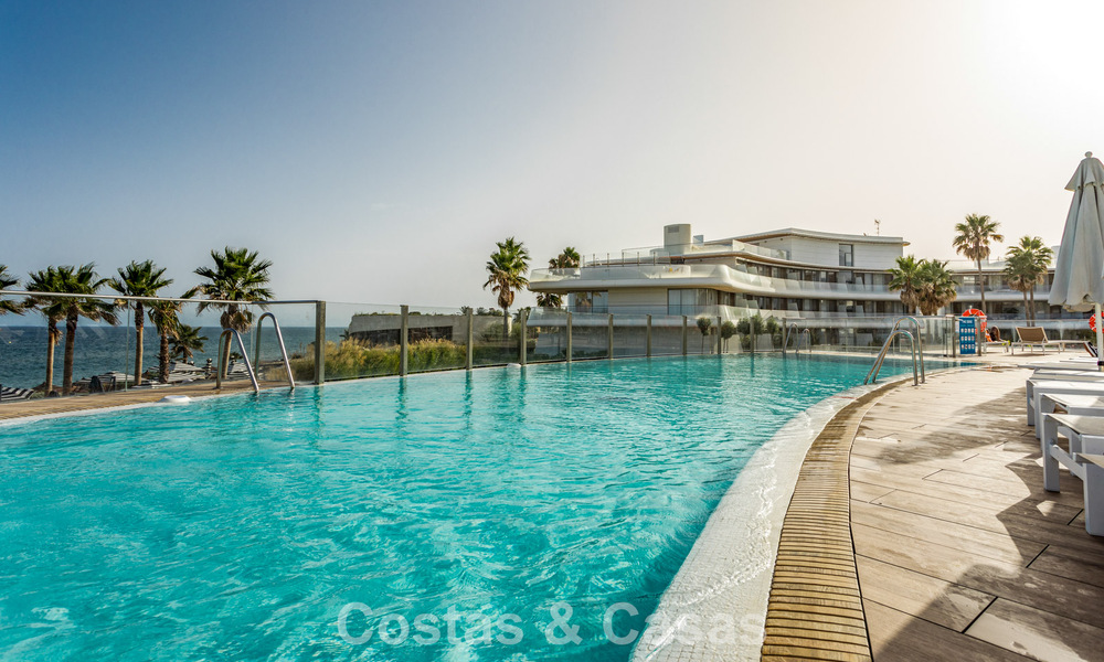 Modern 4 bedroom beachfront apartment for sale with sea views in Estepona, Costa del Sol 782666