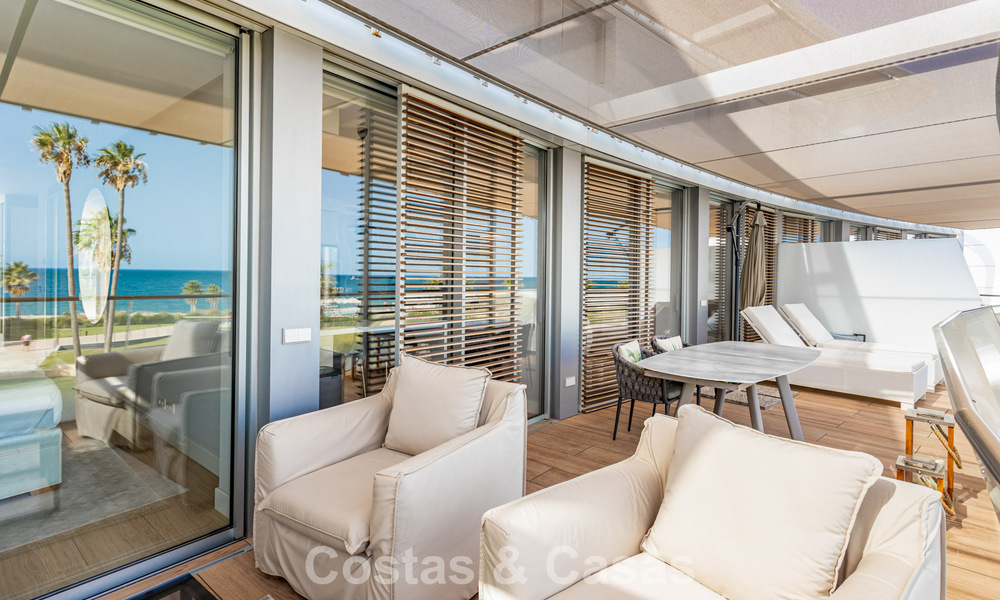 Modern 4 bedroom beachfront apartment for sale with sea views in Estepona, Costa del Sol 782691