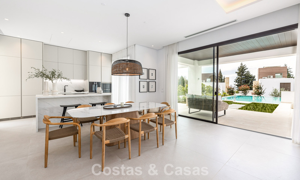 Contemporary villa for sale within walking distance of the beach and amenities in Marbella city 783504