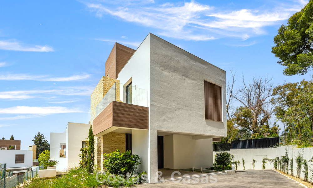 Contemporary villa for sale within walking distance of the beach and amenities in Marbella city 783514