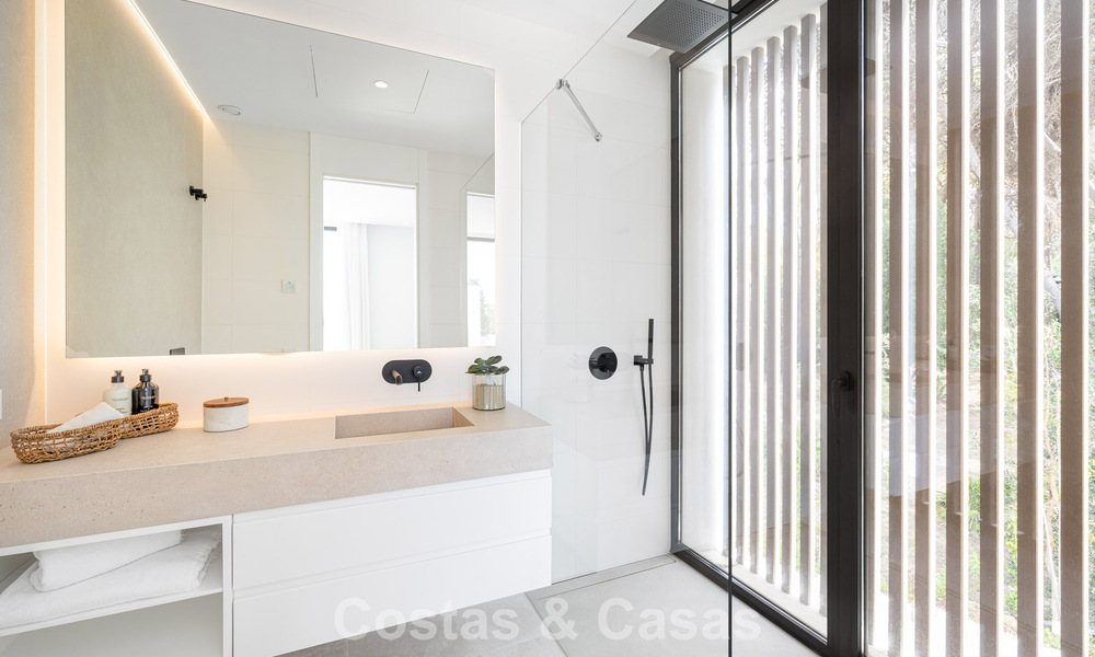 Contemporary villa for sale within walking distance of the beach and amenities in Marbella city 783520