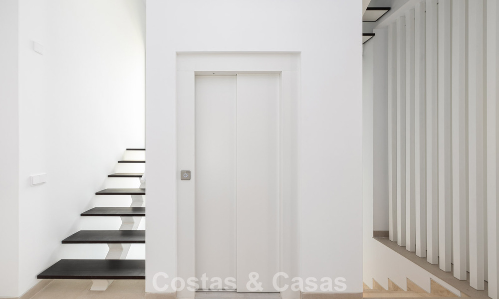 Contemporary villa for sale within walking distance of the beach and amenities in Marbella city 783525