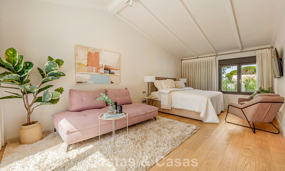 Luxuriously renovated Mediterranean-style townhouse for sale on the beachside of Marbella's Golden Mile 782804