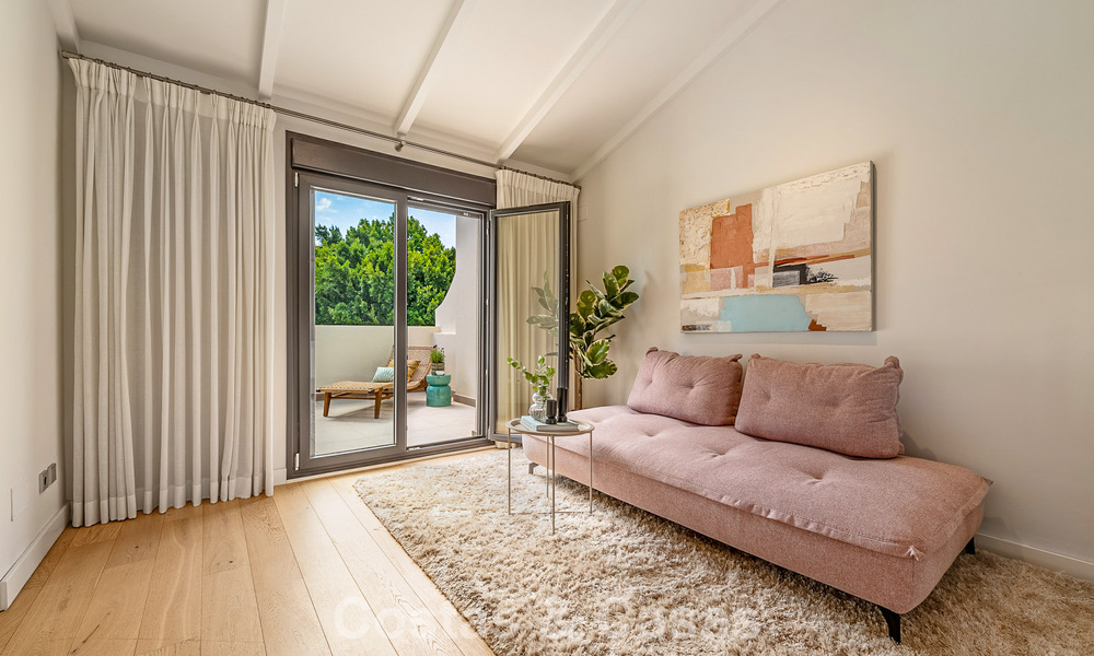 Luxuriously renovated Mediterranean-style townhouse for sale on the beachside of Marbella's Golden Mile 782805