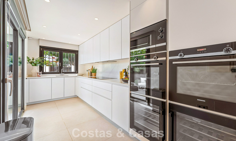 Luxuriously renovated Mediterranean-style townhouse for sale on the beachside of Marbella's Golden Mile 782812