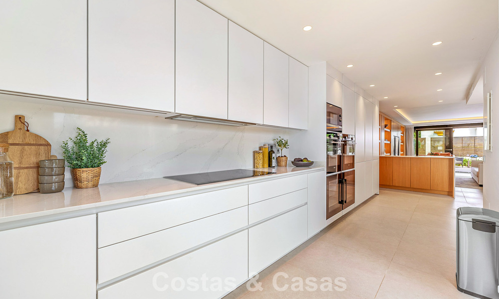 Luxuriously renovated Mediterranean-style townhouse for sale on the beachside of Marbella's Golden Mile 782813