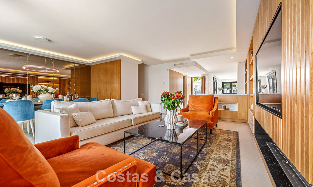 Luxuriously renovated Mediterranean-style townhouse for sale on the beachside of Marbella's Golden Mile 782818