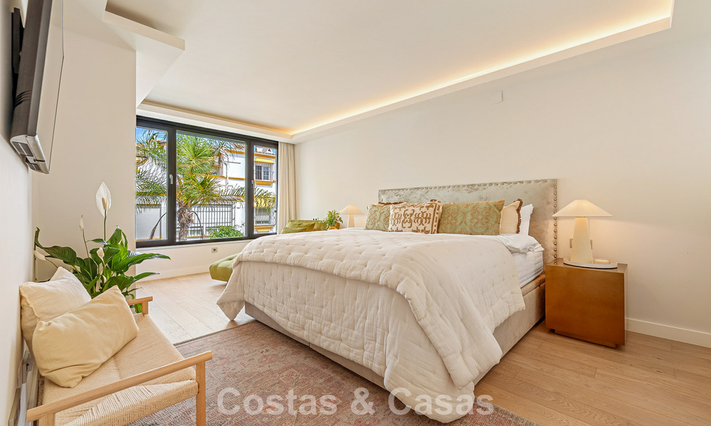 Luxuriously renovated Mediterranean-style townhouse for sale on the beachside of Marbella's Golden Mile 782822