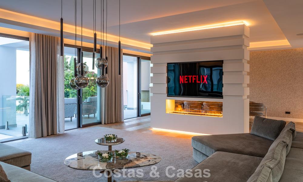 Frontline golf villa with golf and sea views for sale in the prestigious 5* golf resort in Marbella - Benahavis 783369