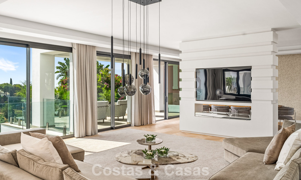Frontline golf villa with golf and sea views for sale in the prestigious 5* golf resort in Marbella - Benahavis 783370