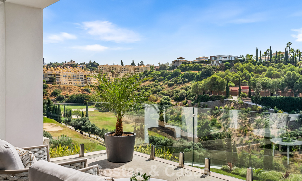Frontline golf villa with golf and sea views for sale in the prestigious 5* golf resort in Marbella - Benahavis 783371