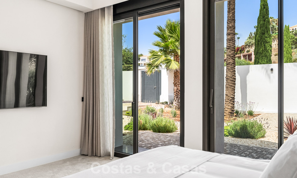 Frontline golf villa with golf and sea views for sale in the prestigious 5* golf resort in Marbella - Benahavis 783374
