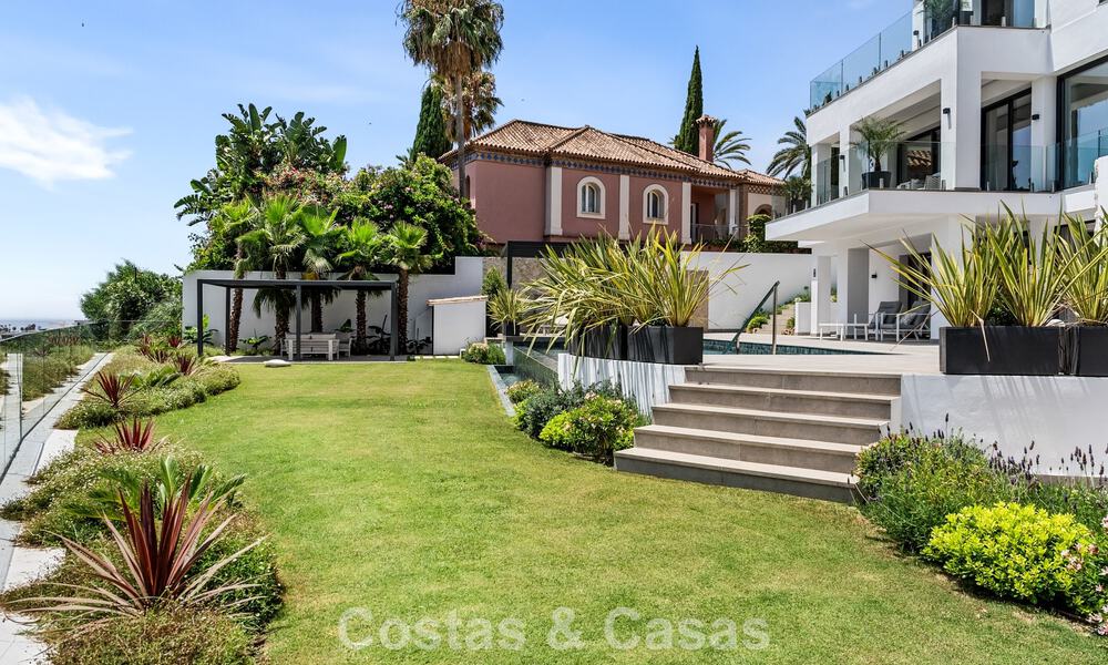 Frontline golf villa with golf and sea views for sale in the prestigious 5* golf resort in Marbella - Benahavis 783387